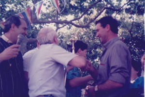 Celebrando  en Montornés 1987 con  el alcalde de Villarroya